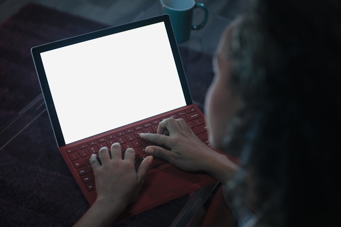 What's the Difference Between a Touchscreen and 2-in-1 Laptop?