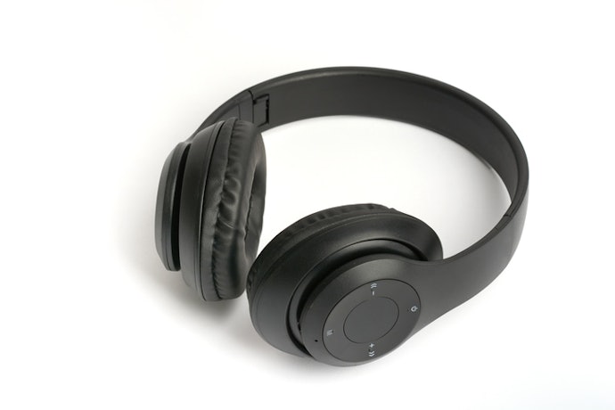 What's the Difference Between Noise-Cancelling Headphones and Regular Headphones?