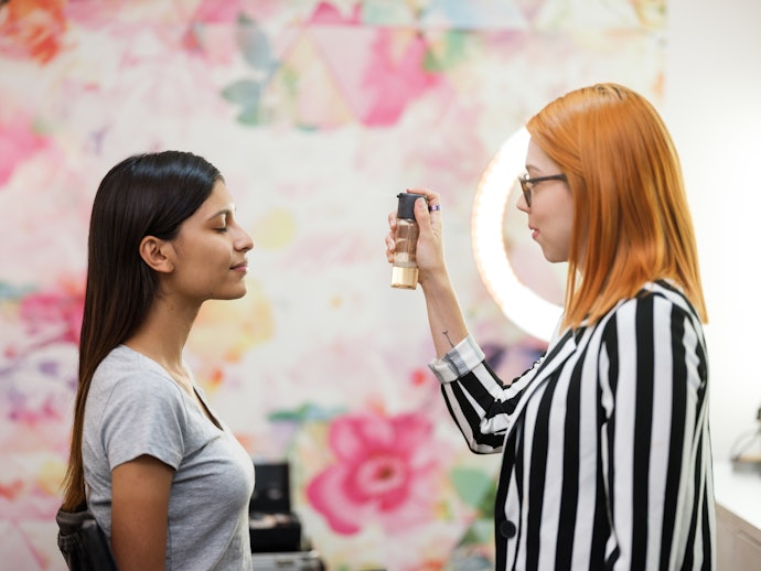 How Does a Setting Spray Work?
