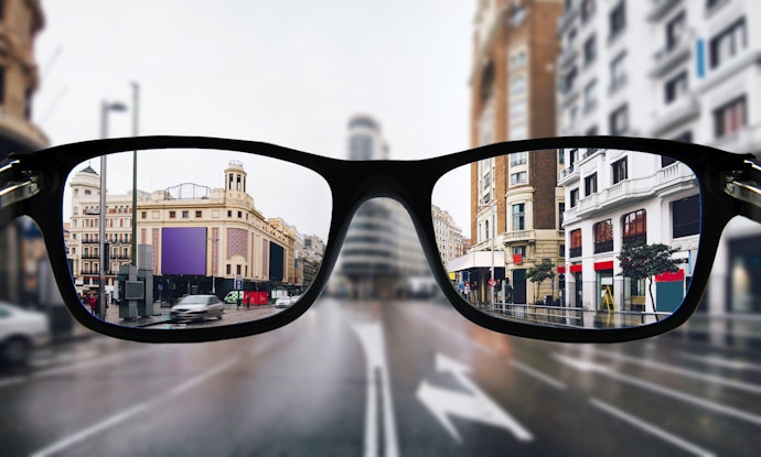 Who Should Wear an Eyeglass?