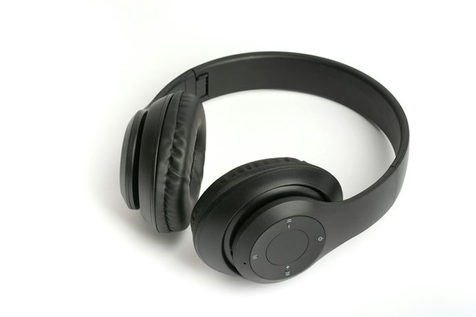 What's the Difference Between Noise-Cancelling Headphones and Regular Headphones?