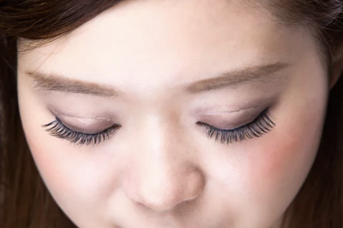 What’s the Difference Between Eyelid Tape and Eyelid Glue?