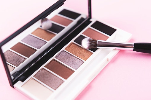Check if the Palette Includes a Mirror and an Applicator for Your Convenience