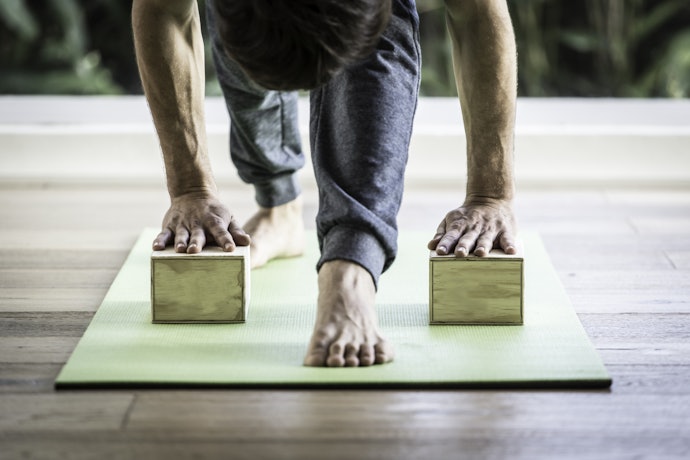 Select a Yoga Block Dimension According to Your Hand Size and Flexibility Level
