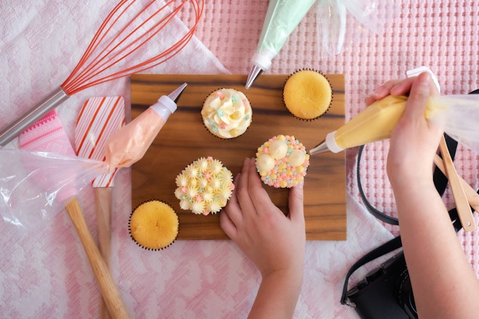 A Set of Decorating Tools Is Helpful for Beginners