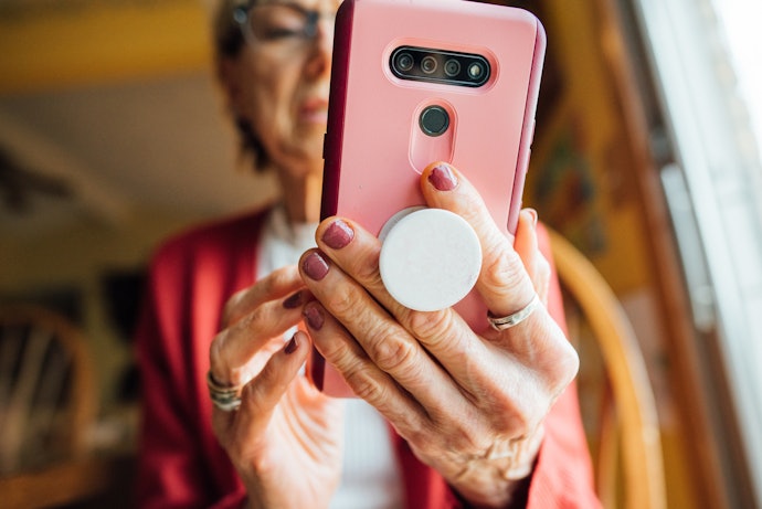 Check the Material of the Phone Grip