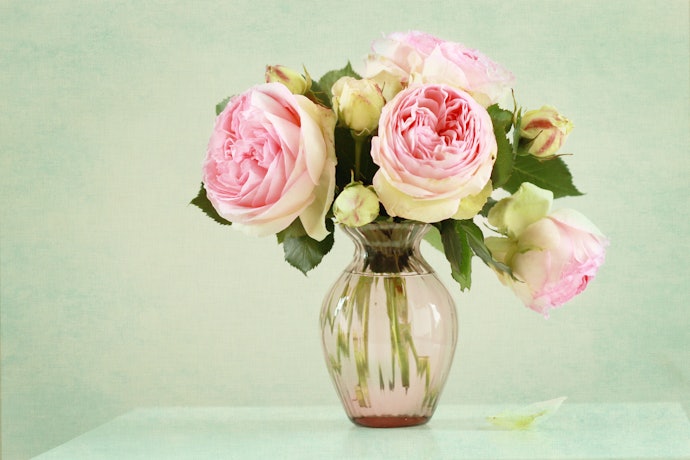 Place Short-Stemmed Flowers in an Hourglass Vase