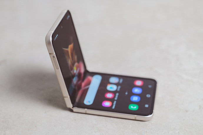 A Flip Phone With 8 GB of RAM Lets You Switch Apps Quickly