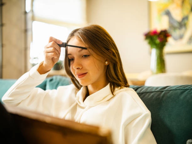 Eyebrow Gels Tame Unruly Brow Hair and Gives Them a Subtle Tint