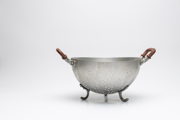 Bowl-Shaped Colanders for Conventional Cooks