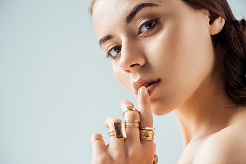 Use a Highlighter Palette to Accentuate Your Best Features