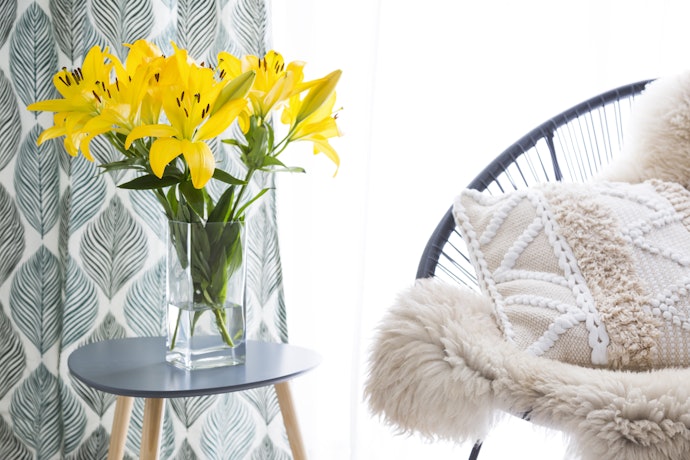 Use a Rectangular Vase for Single-Stemmed Blooms