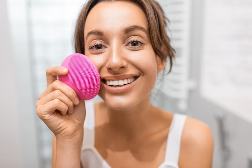 Silicone Brushes Are Non-Porous, Antibacterial, and Works Great on Dry and Sensitive Skin