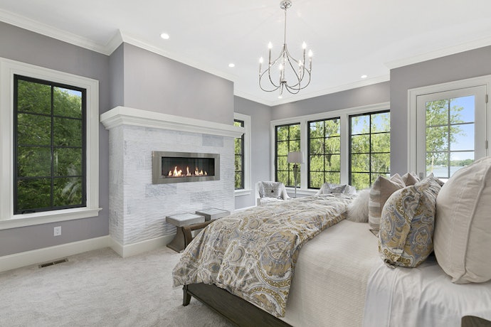 Chandeliers and Ceiling Fan With Lights Are Best for Large Rooms
