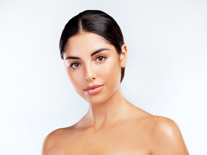 Highlighters With a Golden Tinge Are Best for Medium Skin