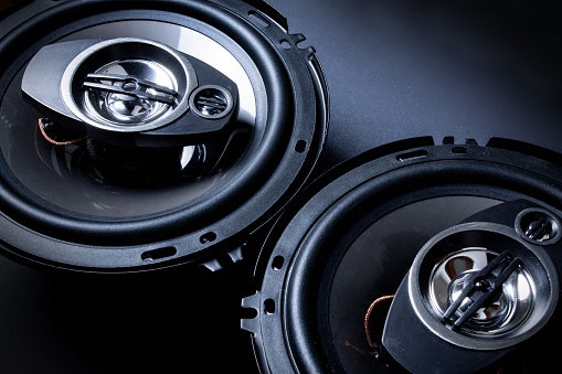 Full-Range Speakers for Ease in Installation