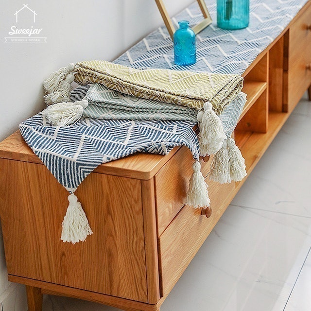 Blending Table Runner With Tassel Cover 3
