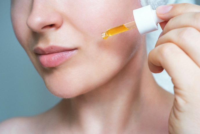 Look for Hydrating Ingredients Like Hyaluronic Acid and Niacinamide to Combat Dryness