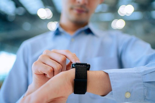Go for a Smartwatch With at Least 5 Days of Battery Life if You Don’t Want to Charge Often