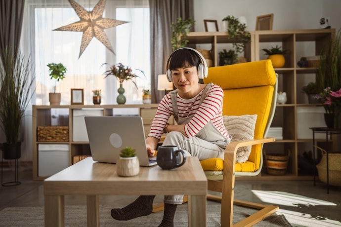 Check the Headphones' Other Features Such as Built-In Mic, Equalizer, and More