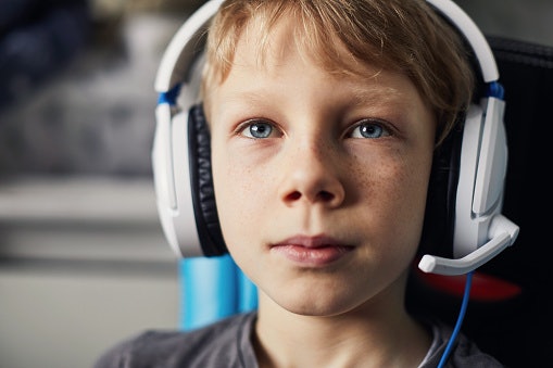 Select a Lightweight Headset With Comfortable Ear Cups and Headbands