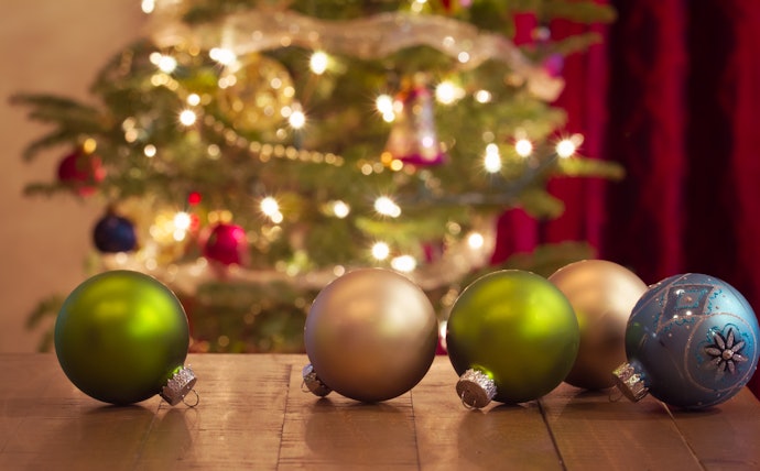 Start by Picking Christmas Balls According to Your Color Scheme