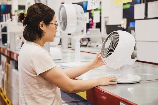Match the Bladeless Fan's Swing Range and Speed Options to How Many People You're Cooling