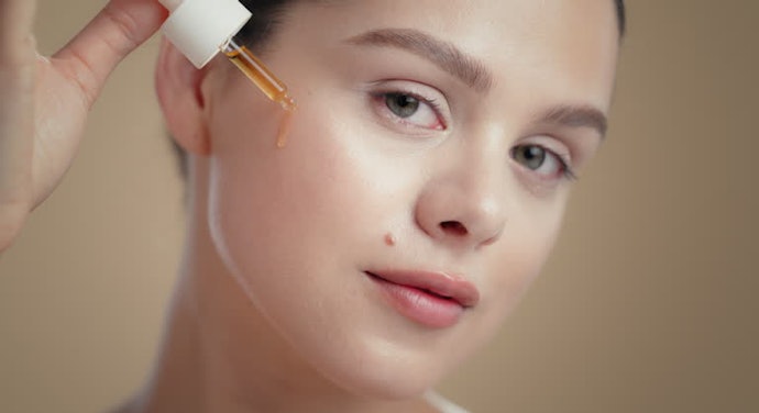 Opt for Serums With Oil-Controlling Ingredients Like Niacinamide or Zinc