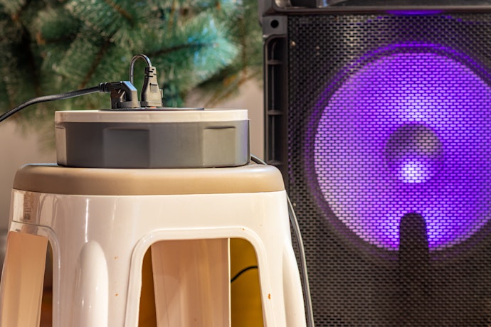 Pick a Speaker With Long Battery Life or Plug-In Support Based on Your Needs
