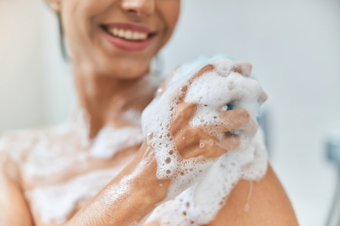 Combat Oil and Acne: Look for Acne-Fighting Ingredients Like BHAs and Avoid Comedogenic Ingredients