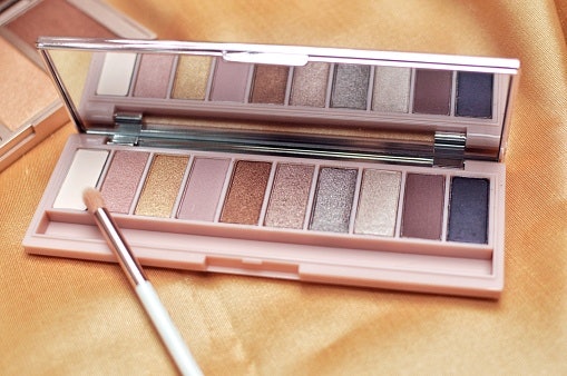 Select an Eyeshadow Palette With a Mirror and Applicator