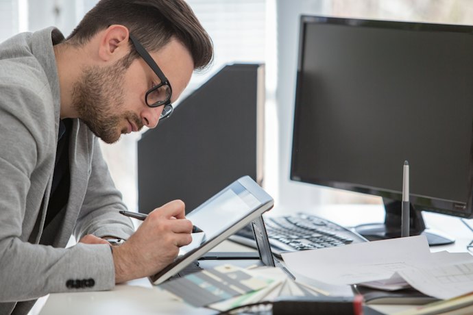 Look at the Stylus Pen's Compatibility With Your Device's Touchscreen Type and Operating System