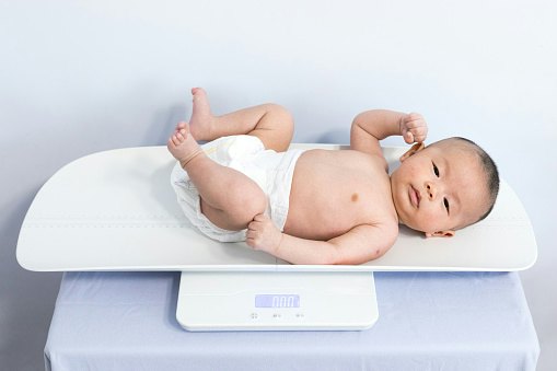 Choose a Wide, Ergonomic Tray Design That Securely Cradles Your Baby