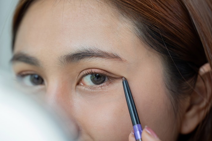 Look for Quick-Drying, Non-Transferring Options for Hooded or Mature Eyes