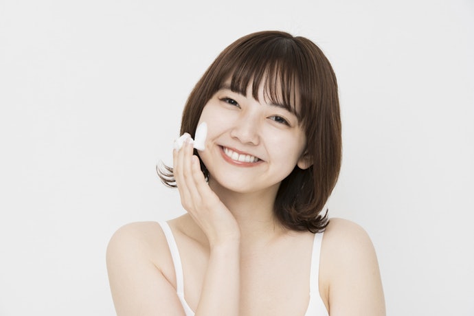Look for Hydrating Ingredients Like Niacinamide and Hyaluronic Acid