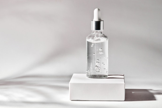 Choose Serums With Hydrating and Soothing Ingredients Like Hyaluronic Acid and Niacinamide