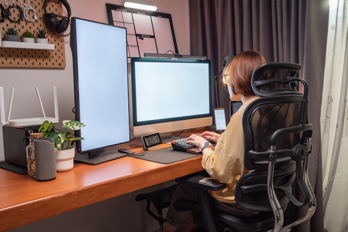 Choose an Ergonomic Chair With a Full Backrest and Lumbar Support to Maintain the Spine’s Proper Alignment