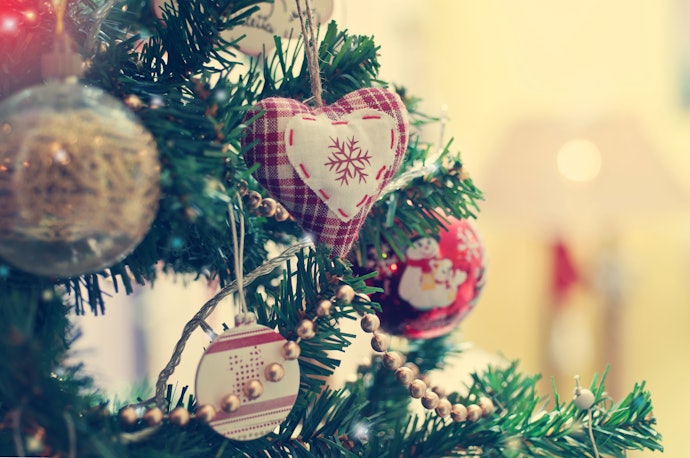 Select Other Ornaments Based on Your Central Theme