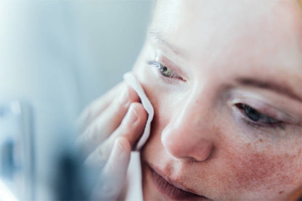 Combat Oiliness and Hyperpigmentation in Mature Skin With a Hydrating Toner Containing AHAs and Brightening Ingredients