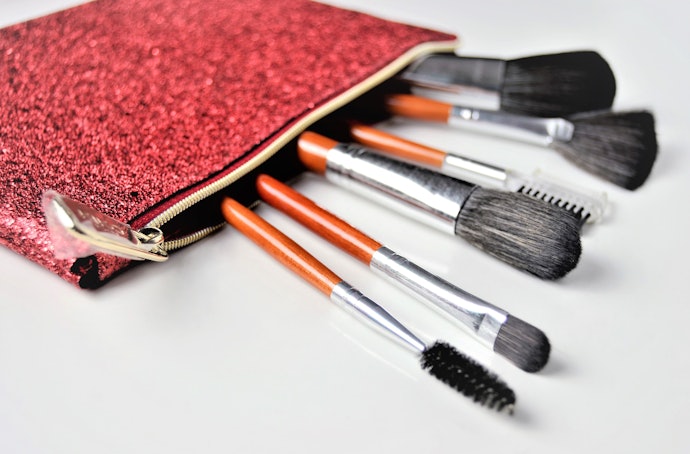 Choose a Makeup Brush Set With a Case