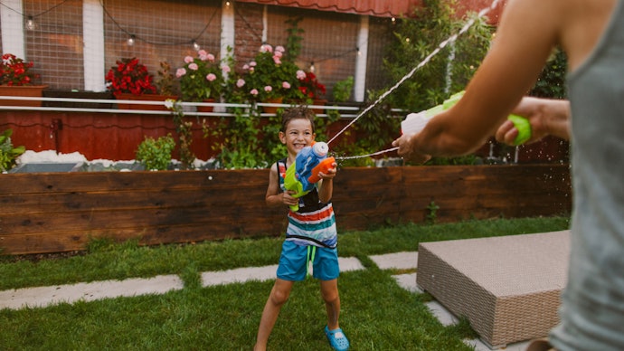 See How Far the Water Gun Can Shoot Water