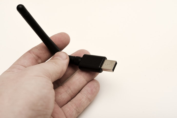 Opt for Dual-Band (2.4GHz + 5GHz) Dongles With External Antennas for a Strong, Stable Connection