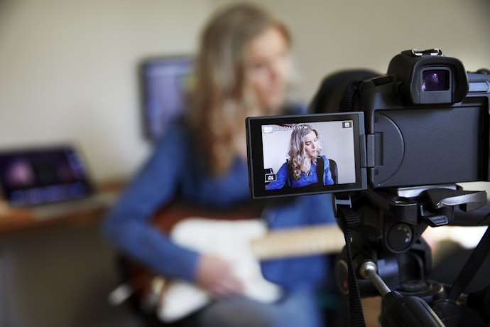 Check the Presence of a Viewfinder and the Functionality of the Display