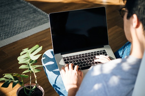 Inspect the Laptop’s Screen Size and Weight