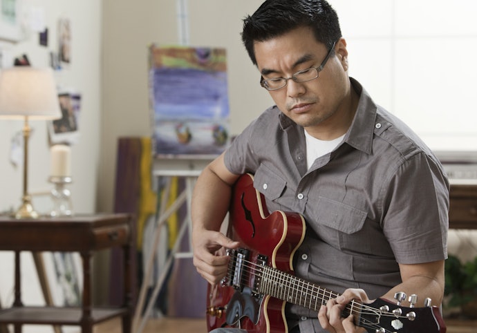 Pick a Guitar Neck That's Compatible With the Size of Your Hands