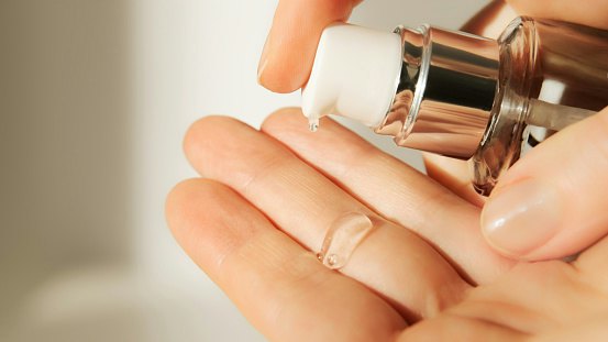 Opt for a Lightweight, Fast-Absorbing Serum for Face in Humid Weather