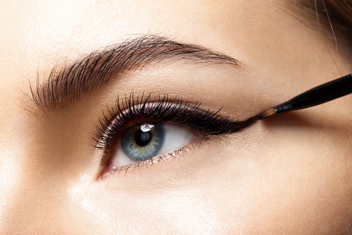 Look for Smudge-Proof and Waterproof Formulas for Oily Lids and Humid Weather