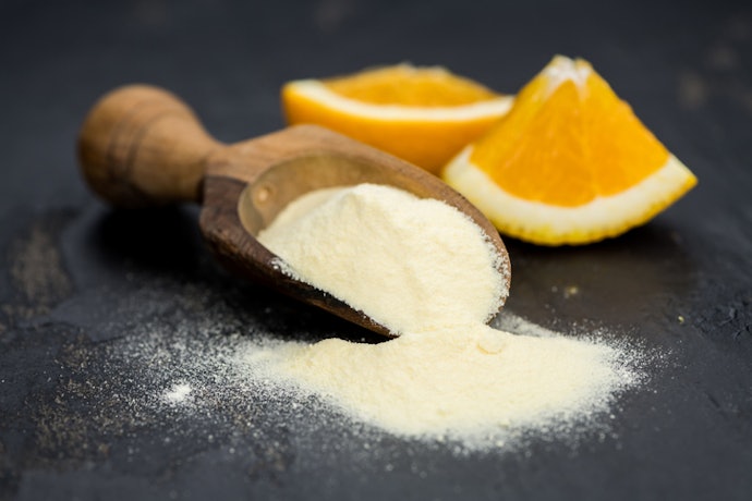 Check Complementary Ingredients Like Vitamin C and Hyaluronic Acid