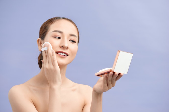 Look for Oil-Controlling Ingredients Like Niacinamide or Silica