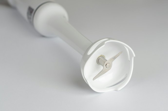 A Wide Blade Guard Provides Better Coverage and Easy Clean Up